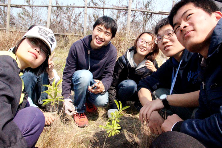 大專生假日頂著烈日，以實際行動關愛這塊土地。